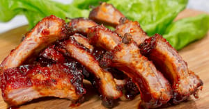 COSTILLAS BBQ CON PAPAS FRITAS