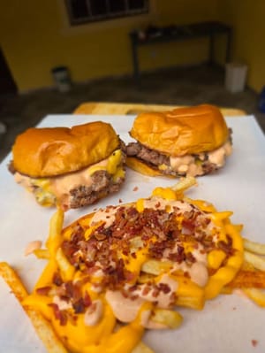 Combo doble cheeseburger + papas bacon cheese