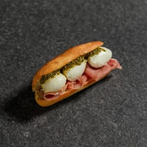 10. Jamón Serrano, Mozarella Fresca y Pesto