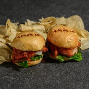 95. Milanesa de pollo, pomodoro, mozzarella, bacon dulce, rucula