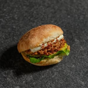 86. Bocao: Pulled Pork, Queso de Cabra, Manzana Verde, Crispy Serrano y Rúcula