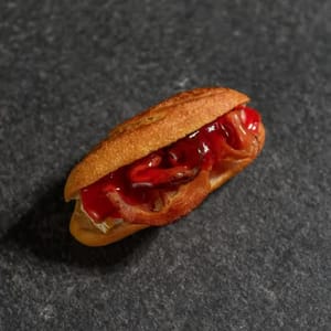 70. Queso Brie, Mermelada de Fresa, Tocinate
