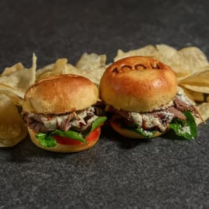 94. Roast beef, salsa alcaparra, parmesano, tomate, rucula, balsamico
