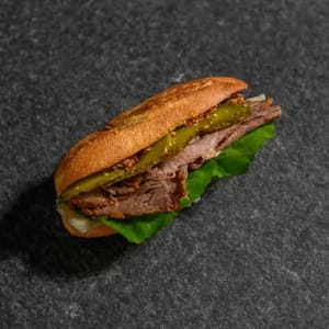 25. Roast Beef, Queso Provolone, Mostaza, Rucula, Pepinillo