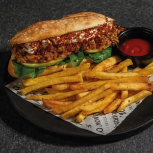 99. Bocao: Pulled pork, queso de cabra, crispy serrano, rucula, manzana verde, acompañado de papas fritas.