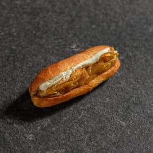 21. Pollo, Cebolla Caramelizada y Alioli