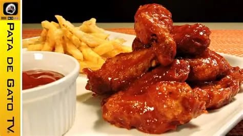 ALITAS BBQ CON PAPAS FRITAS