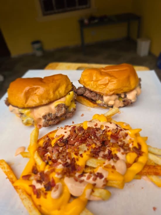 Combo doble cheeseburger + papas bacon cheese