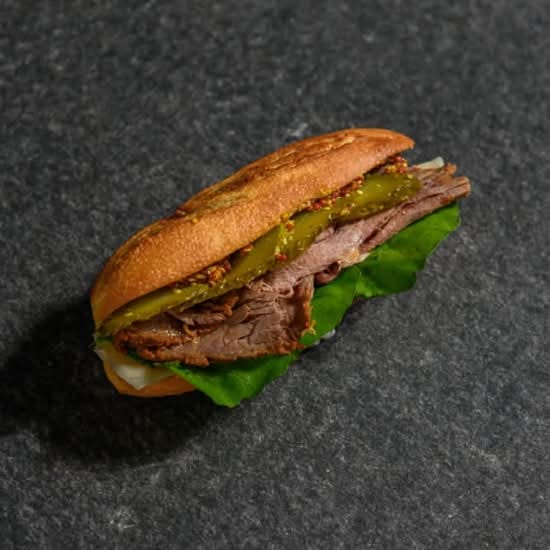 25. Roast Beef, Queso Provolone, Mostaza, Rucula, Pepinillo